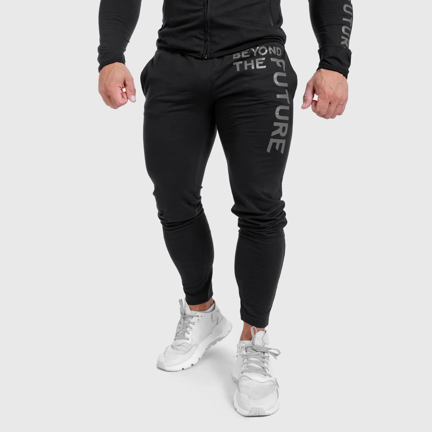 Férfi Slim Fit melegítőnadrág Beyond the Future, fekete-1